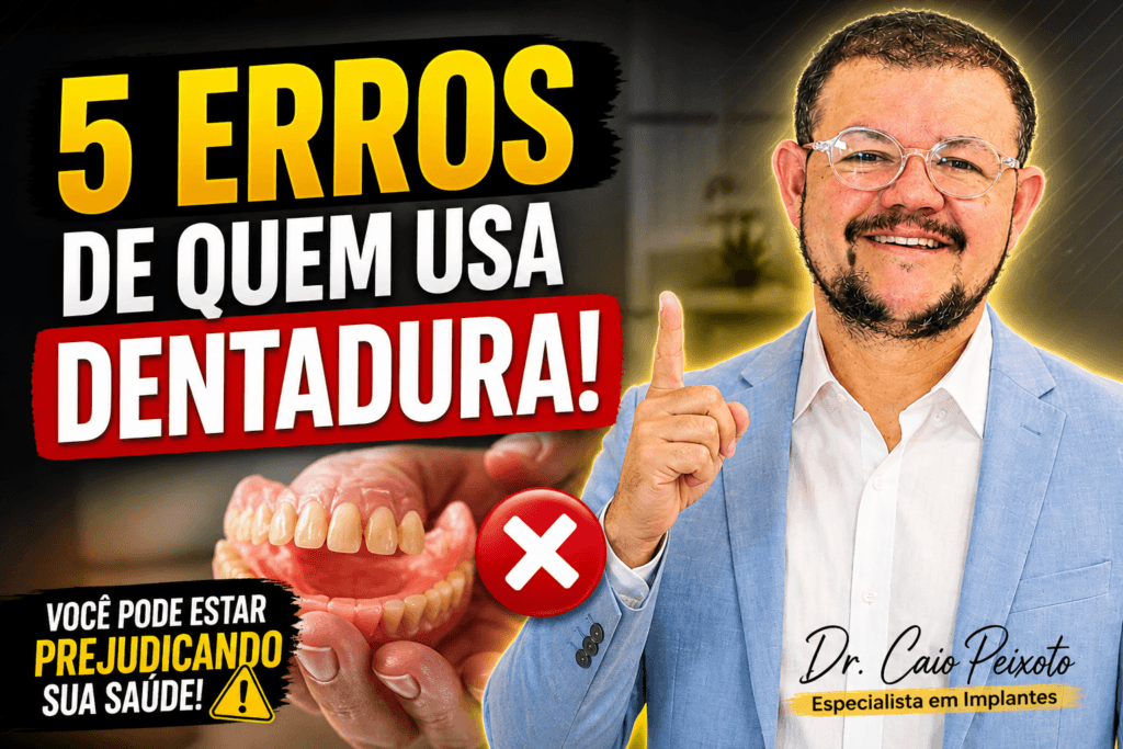 Dentista explicando 5 erros comuns de quem usa dentadura e como isso pode prejudicar a saúde bucal.