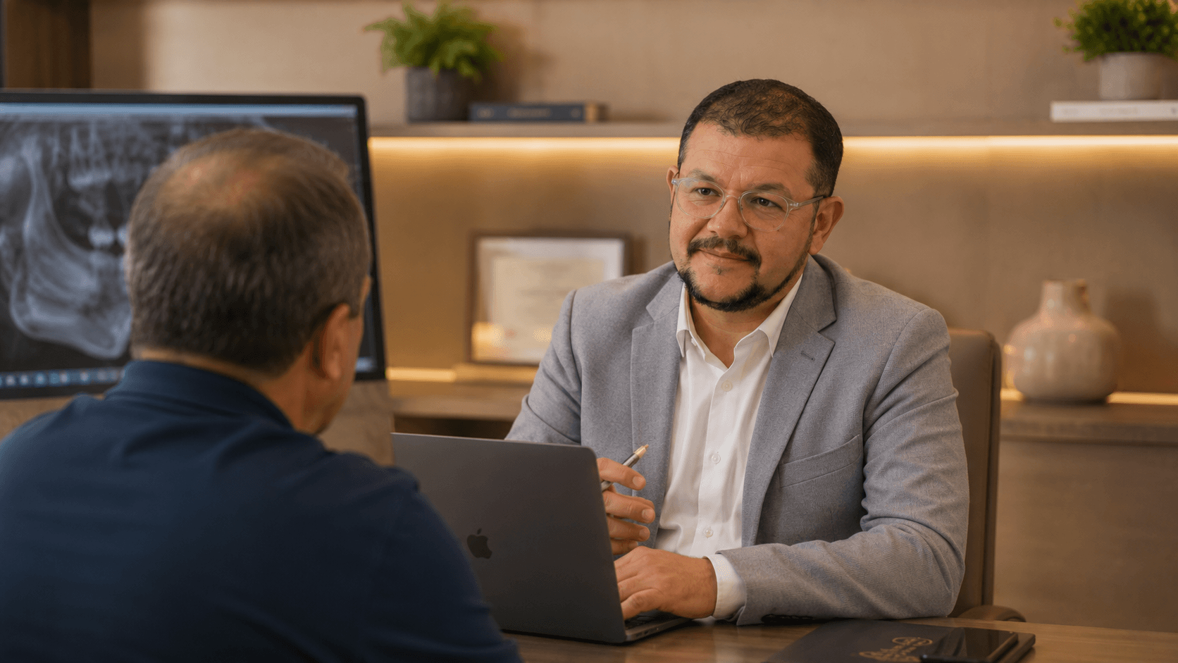 Dr. Caio orientando paciente sobre protocolo dentário e implante dentário em Campinas.