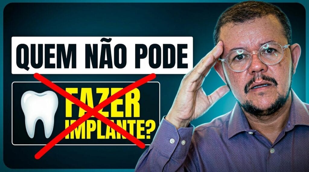 Dentista explicando quem pode ou não fazer implante dentário em Campinas e os fatores que influenciam no tratamento