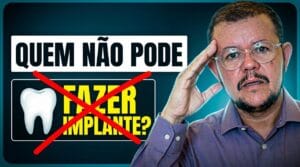 Dentista explicando quem pode ou não fazer implante dentário em Campinas e os fatores que influenciam no tratamento