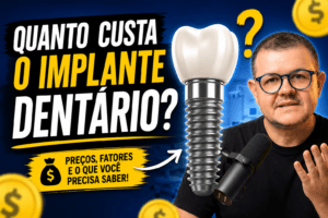 Dentista explicando quanto custa um implante dentário em Campinas e os fatores que influenciam no valor do tratamento.