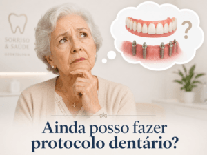 Senhora idosa em Campinas se perguntando se ainda pode fazer protocolo dentário, com ilustração de prótese fixa sobre implantes