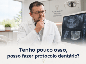 **Texto alternativo:** Dentista em Campinas avaliando tomografia para saber se paciente com pouco osso pode fazer protocolo dentário fixo.
