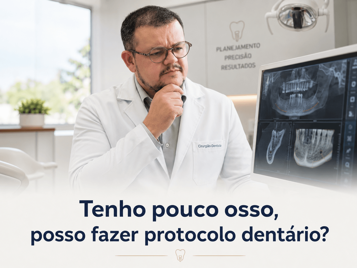 **Texto alternativo:** Dentista em Campinas avaliando tomografia para saber se paciente com pouco osso pode fazer protocolo dentário fixo.