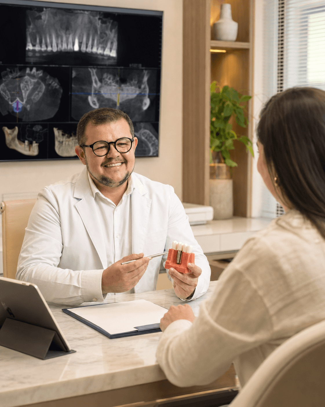 Paciente em avaliação para enxerto ósseo para implantes em Campinas com o Dr. Caio Peixoto.