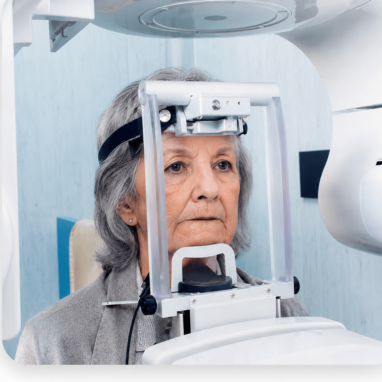 Paciente em avaliação com tomografia odontológica para analisar perda óssea causada pelo uso prolongado de dentadura em Campinas.
