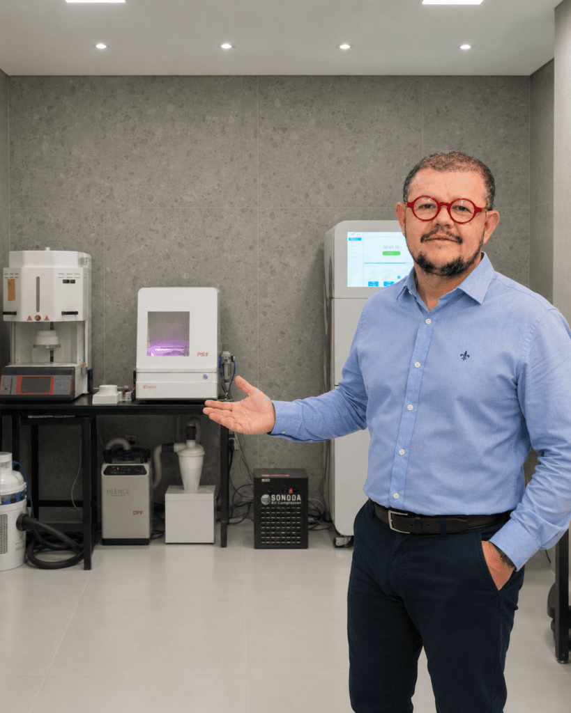 Imagem atual: Paciente em avaliação para protocolo dentário com planejamento digital em clínica odontológica em Campinas