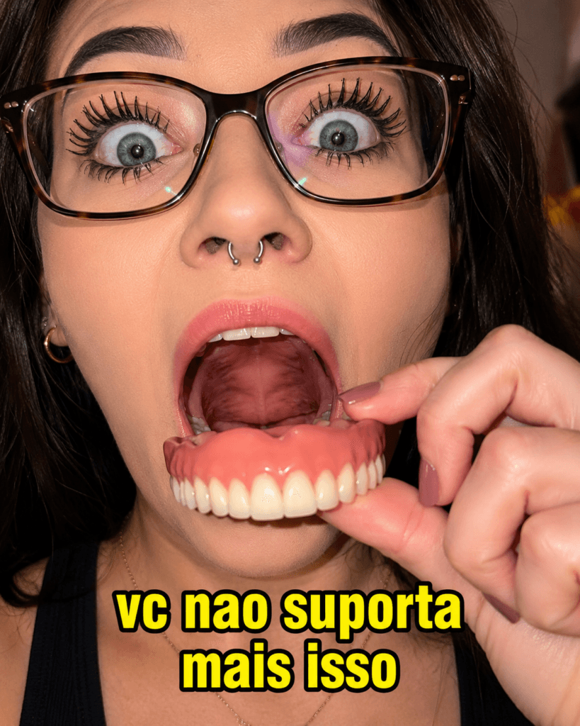 Paciente em avaliação odontológica para dentadura caindo ao falar na Freitas Odontologia em Campinas