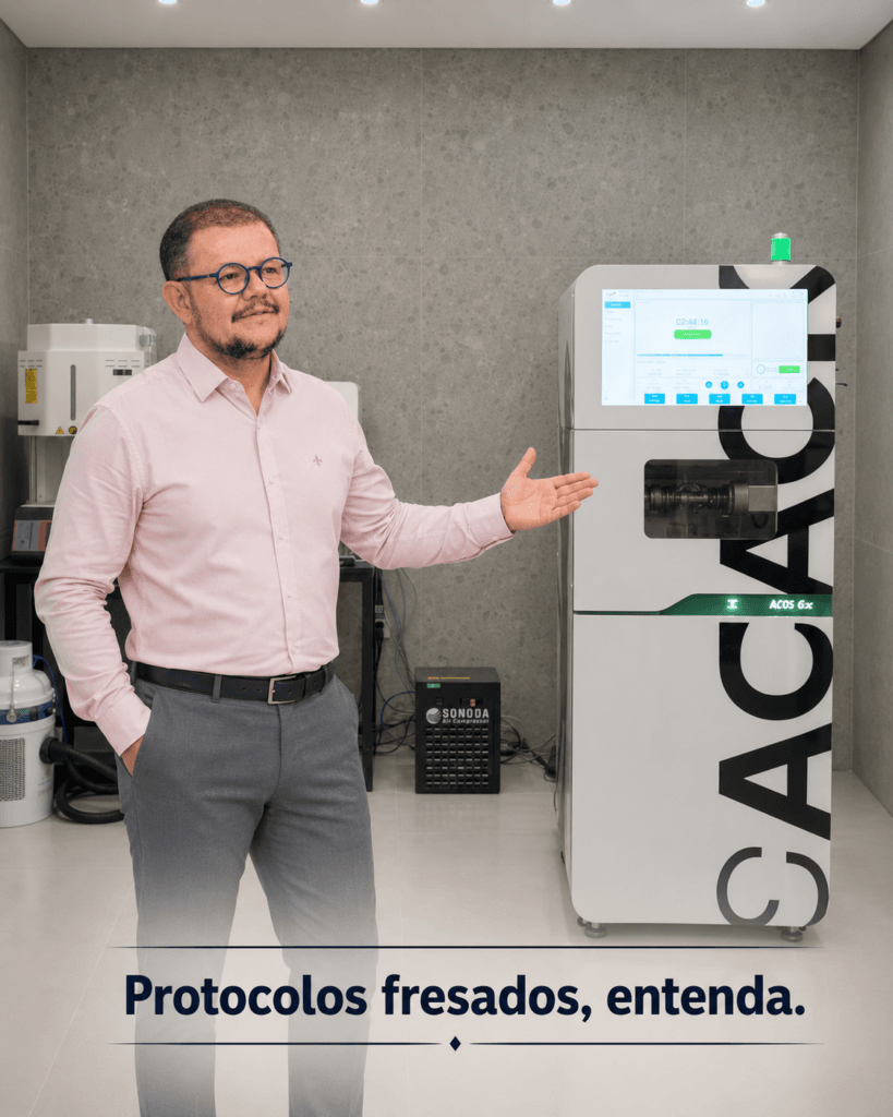 Imagem atual: Paciente sorrindo durante planejamento digital para dentes fixos e implantes dentários em Campinas